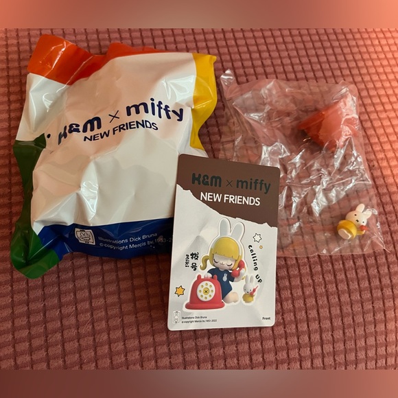 Kimmy & Miki x Miffy blindbox figure – Miki on the phone - Picture 2 of 2